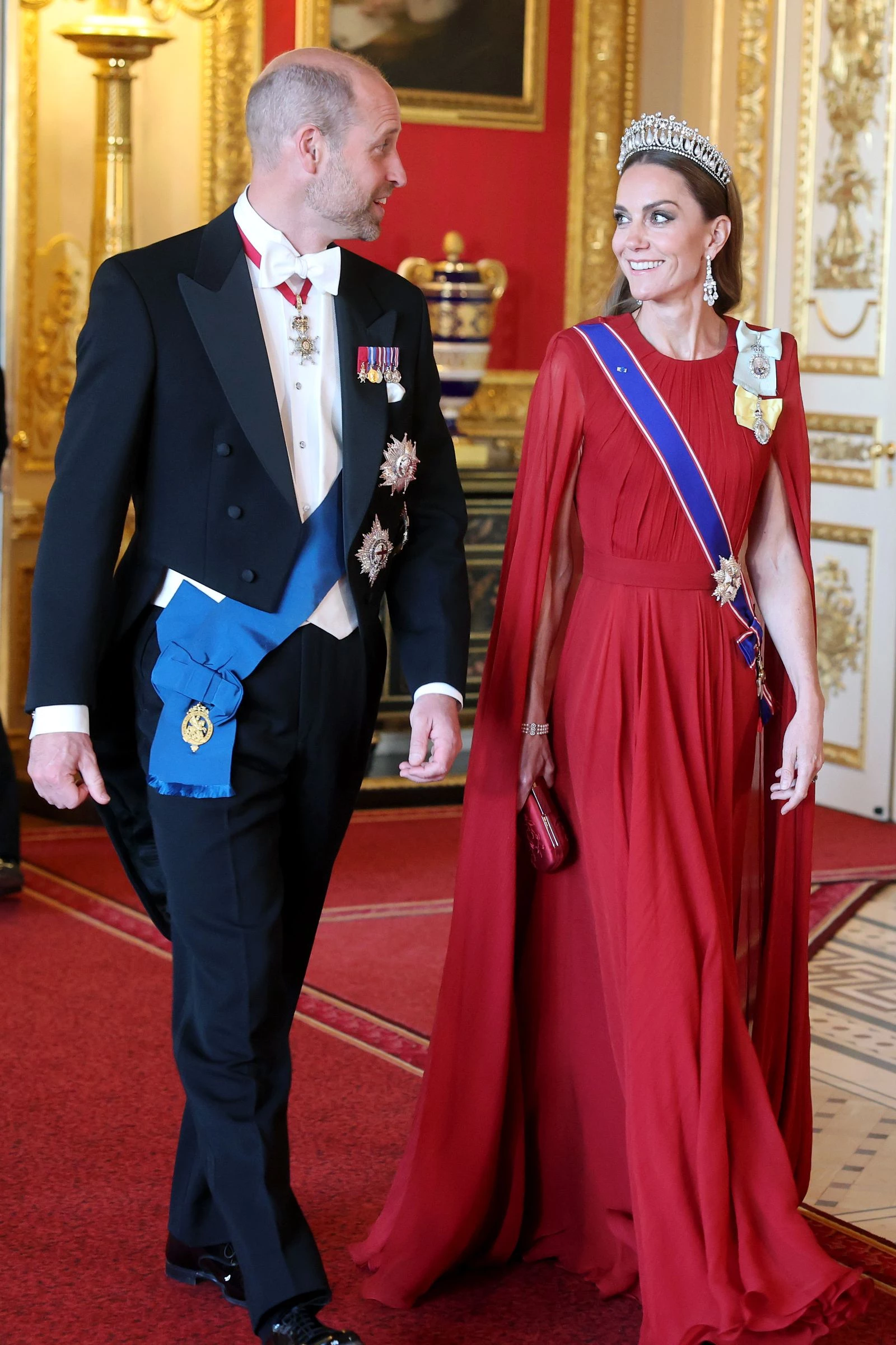 Для державного банкету на честь президента Франції у Віндзорському замку вона обрала бордову сукню з накидкою від Sarah Burton for Givenchy