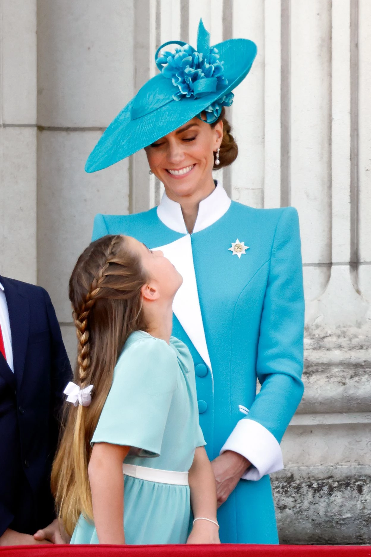 Кейт Міддлтон у пальті-сукні аквамаринового кольору від Catherine Walker під час церемонії Trooping the Colour