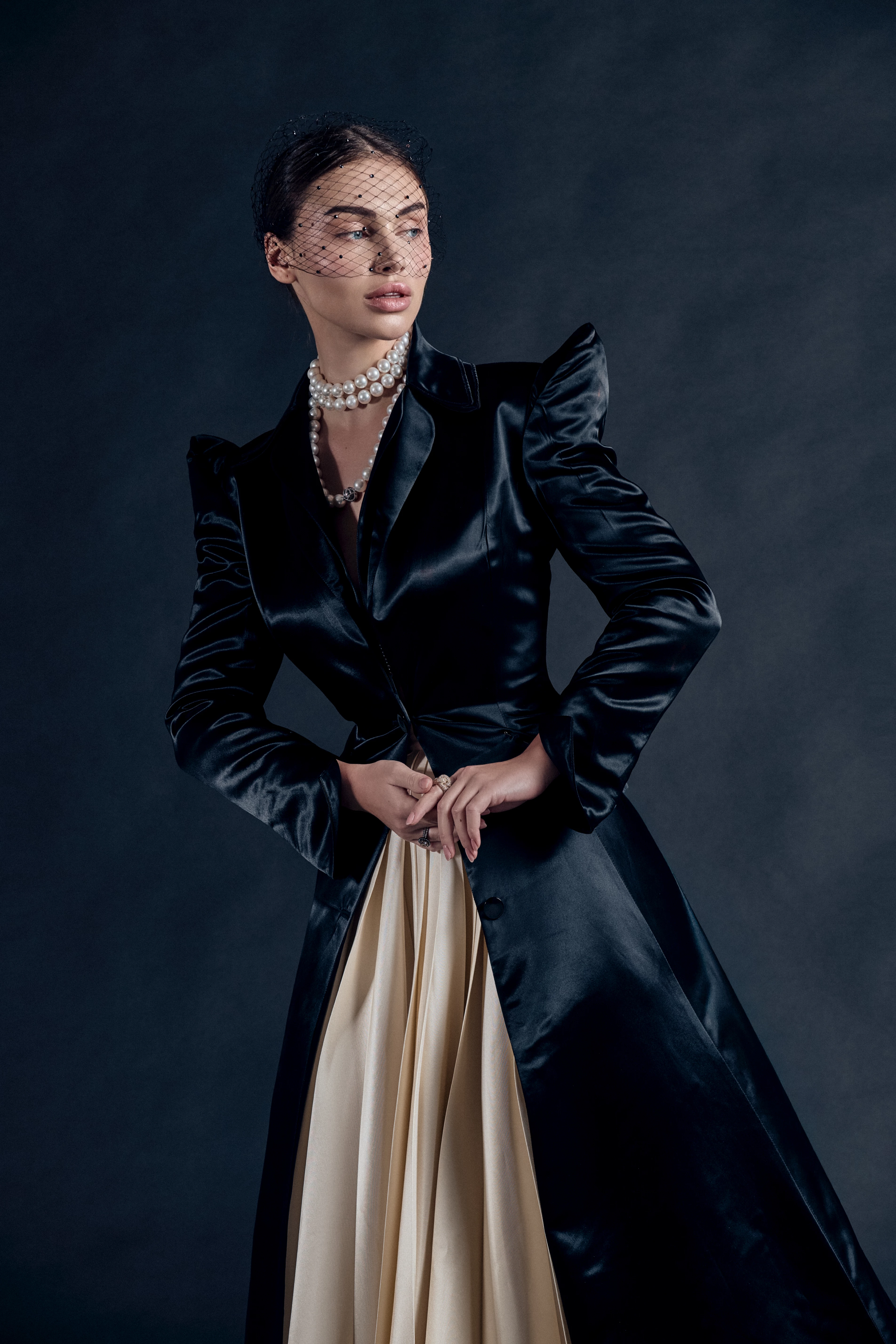 Тренч LD-13, спідниця Dawid Tomaszewski, прикраса на голову Beretkah, перли Lena Streber, кільце Lena Streber Тренч LD-13, спідниця Dawid Tomaszewski, прикраса на голову Beretkah, перли Lena Streber, кільце Lena Streber