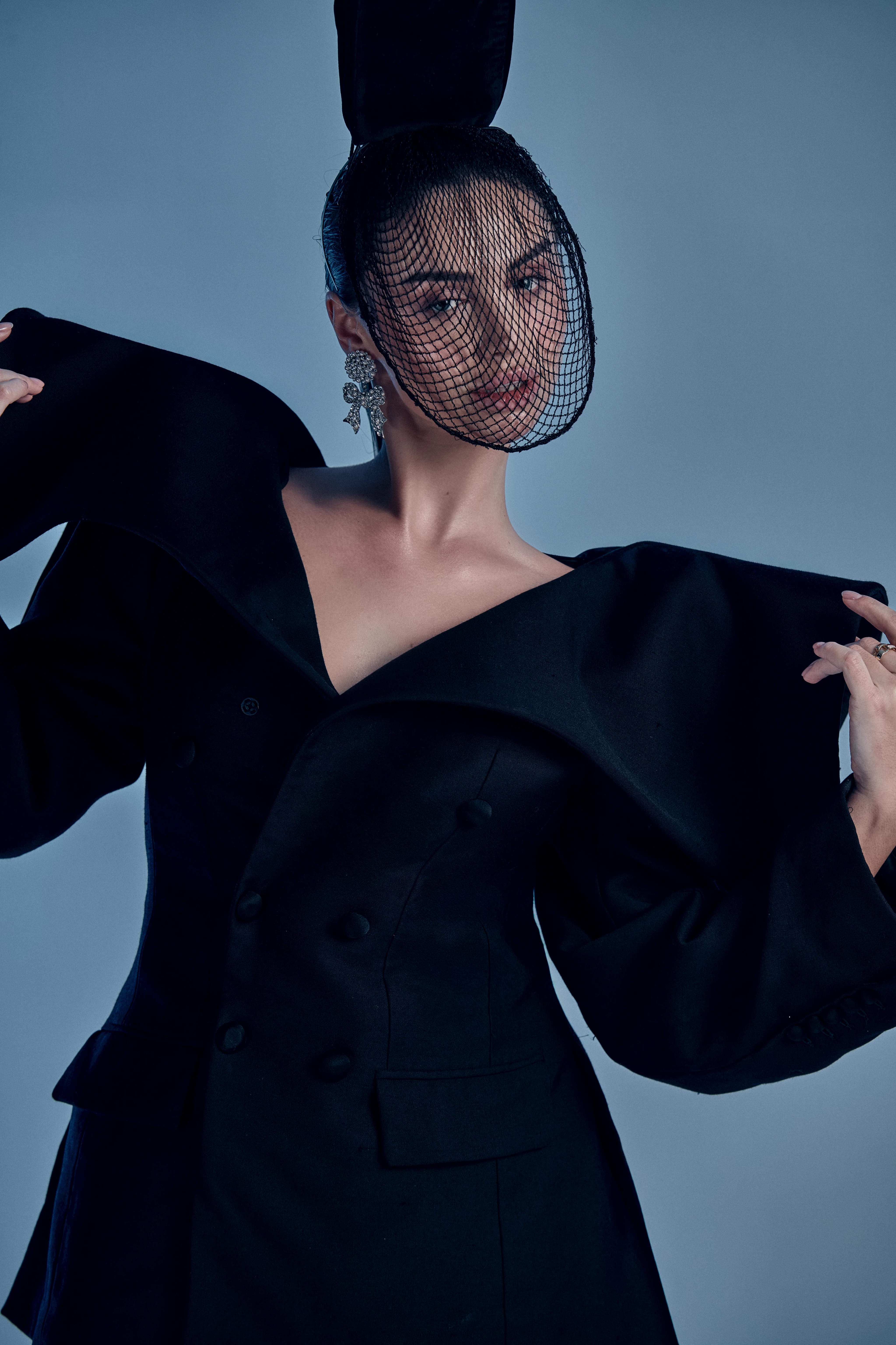 Блейзер та капелюх Arturo Obegero, сережки Goldknopf, кільце BINDER JEWELLERY Блейзер та капелюх Arturo Obegero, сережки Goldknopf, кільце BINDER JEWELLERY