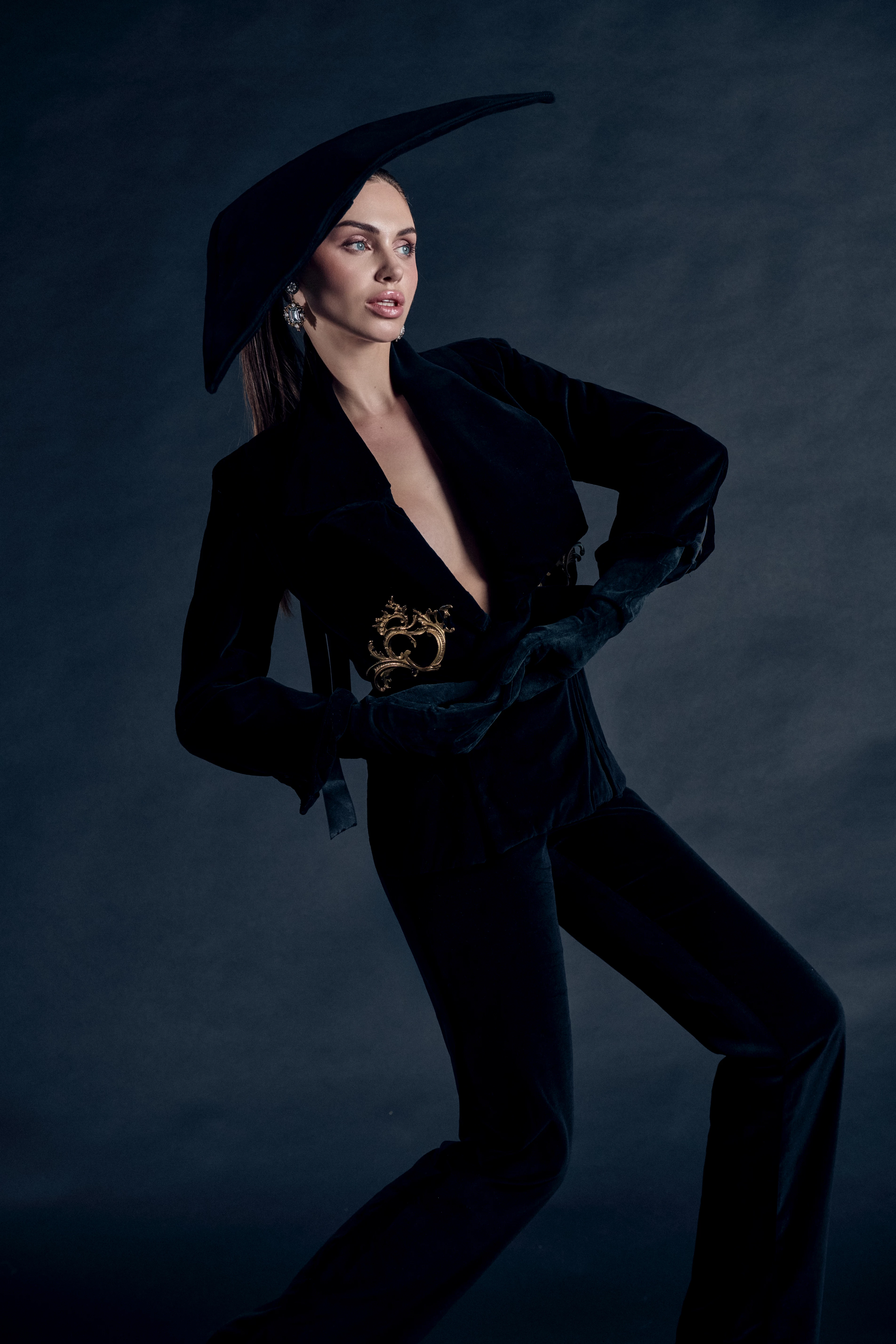 Костюм та капелюх Yasemin Akguel, прикраси Goldknopf, рукавички Lina Goldie Atelier & Костюм та капелюх Yasemin Akguel, прикраси Goldknopf, рукавички Lina Goldie Atelier &