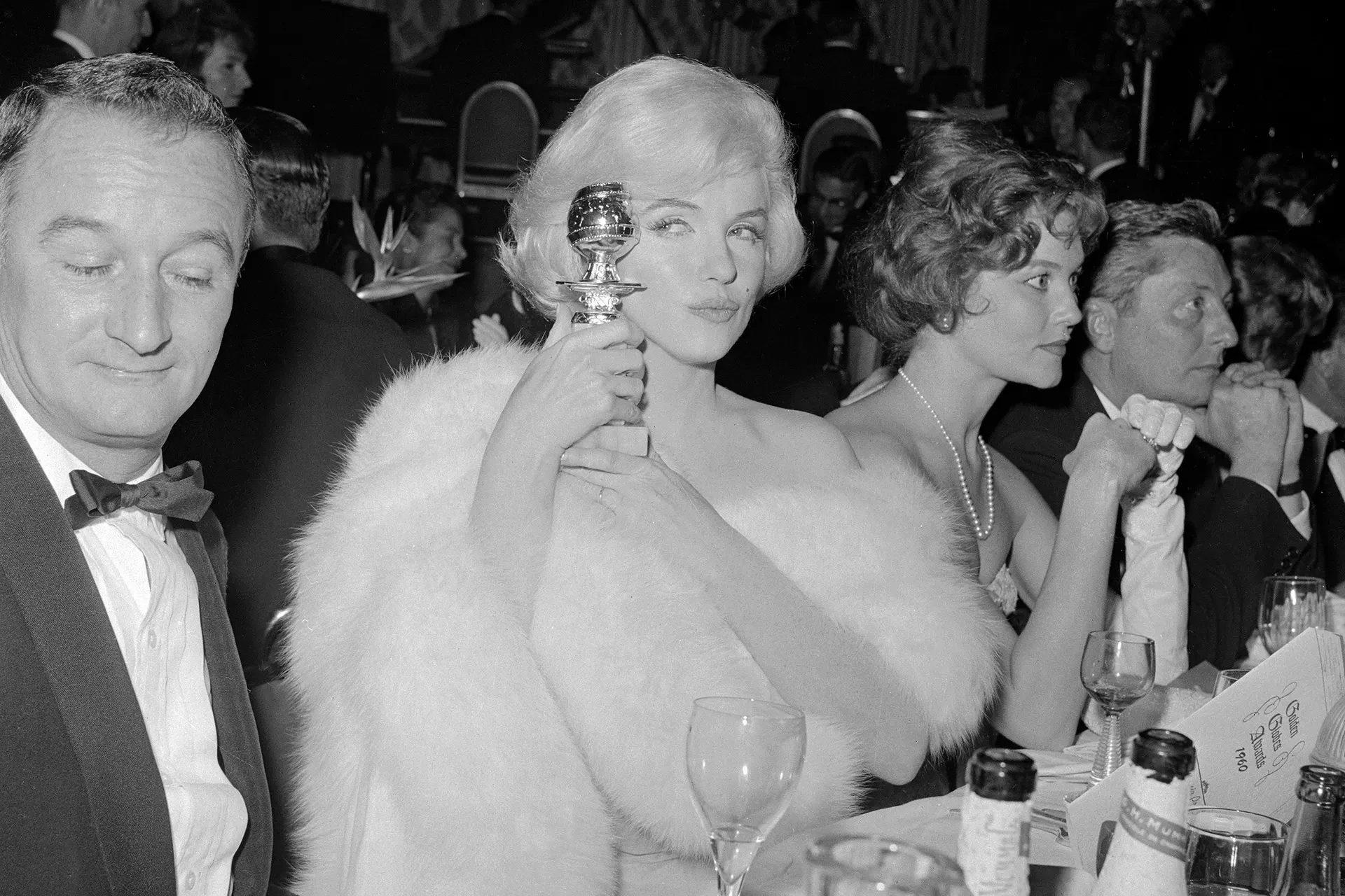 1960: Мерилін Монро з нагородою за роль у стрічці "У джазі тільки дівчата"
