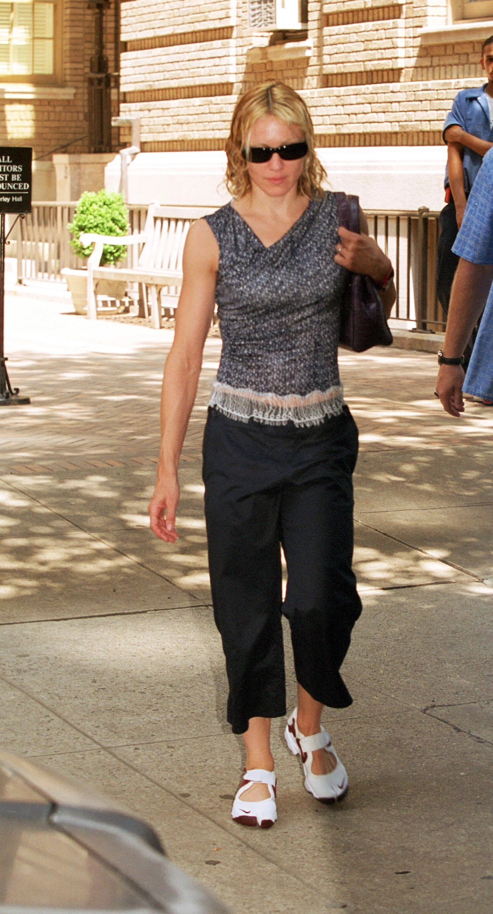 Мадонна в Nike Air Rift, 2001