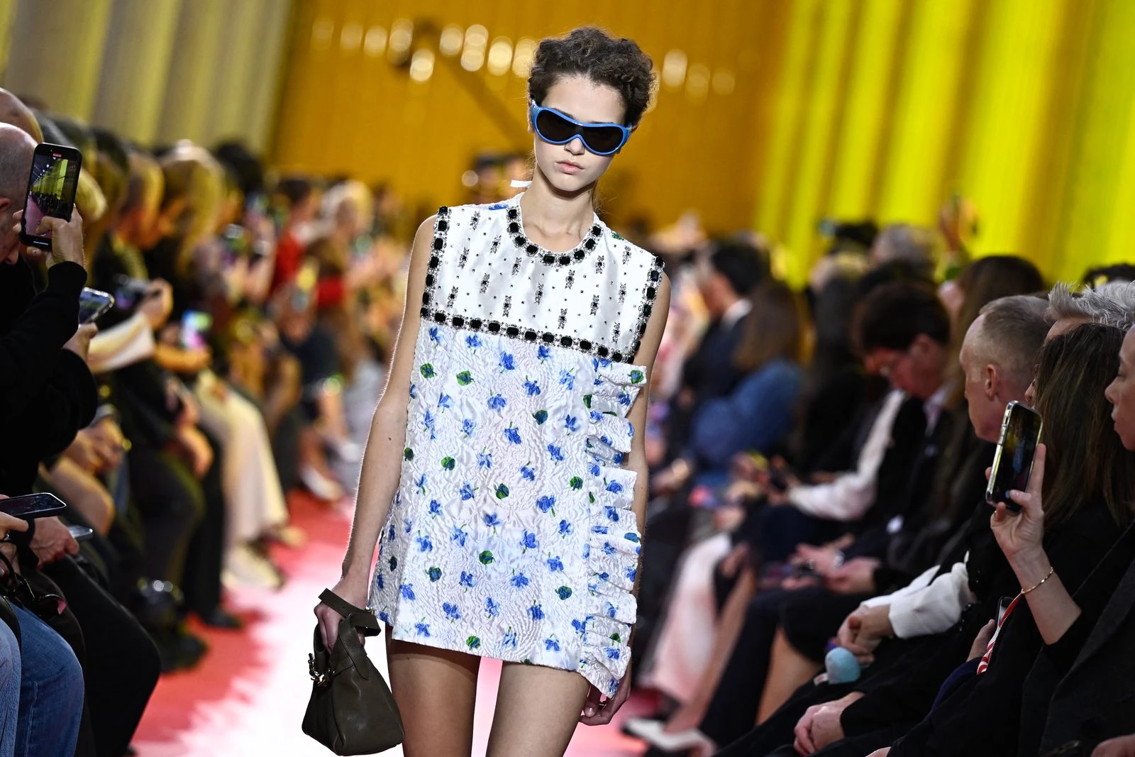 Miu Miu весна-літо 2026. Photo: JULIEN DE ROSA/Getty Images