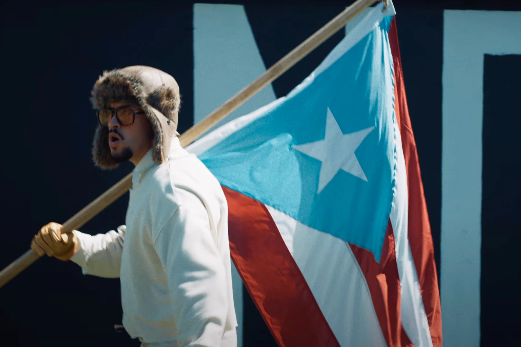 Bad Bunny у кліпі на пісню LA MuDANZA, 2025