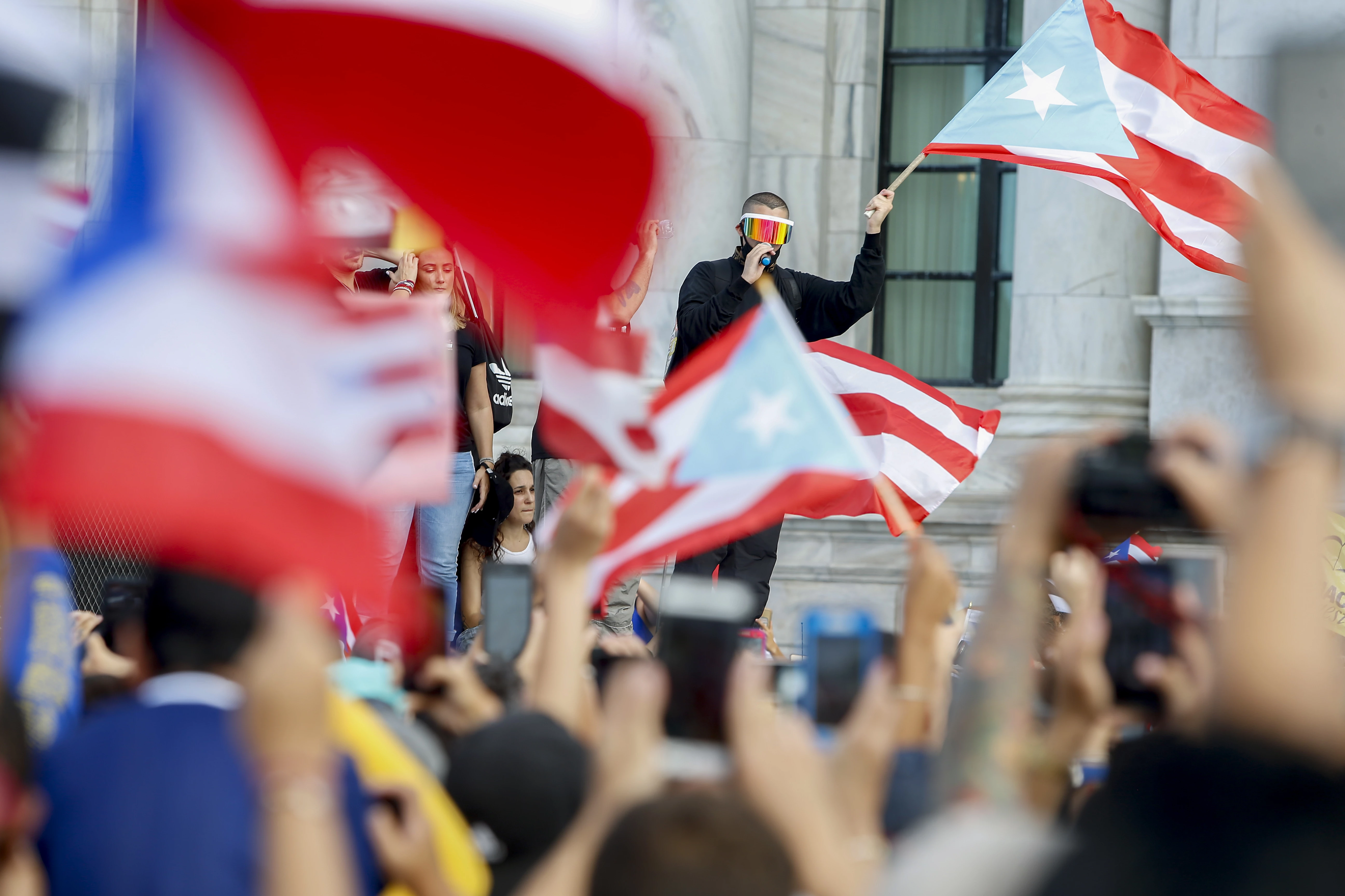Bad Bunny під час масових протестів проти губернатора Рікардо Росселло у Сан-Хуані, 2019