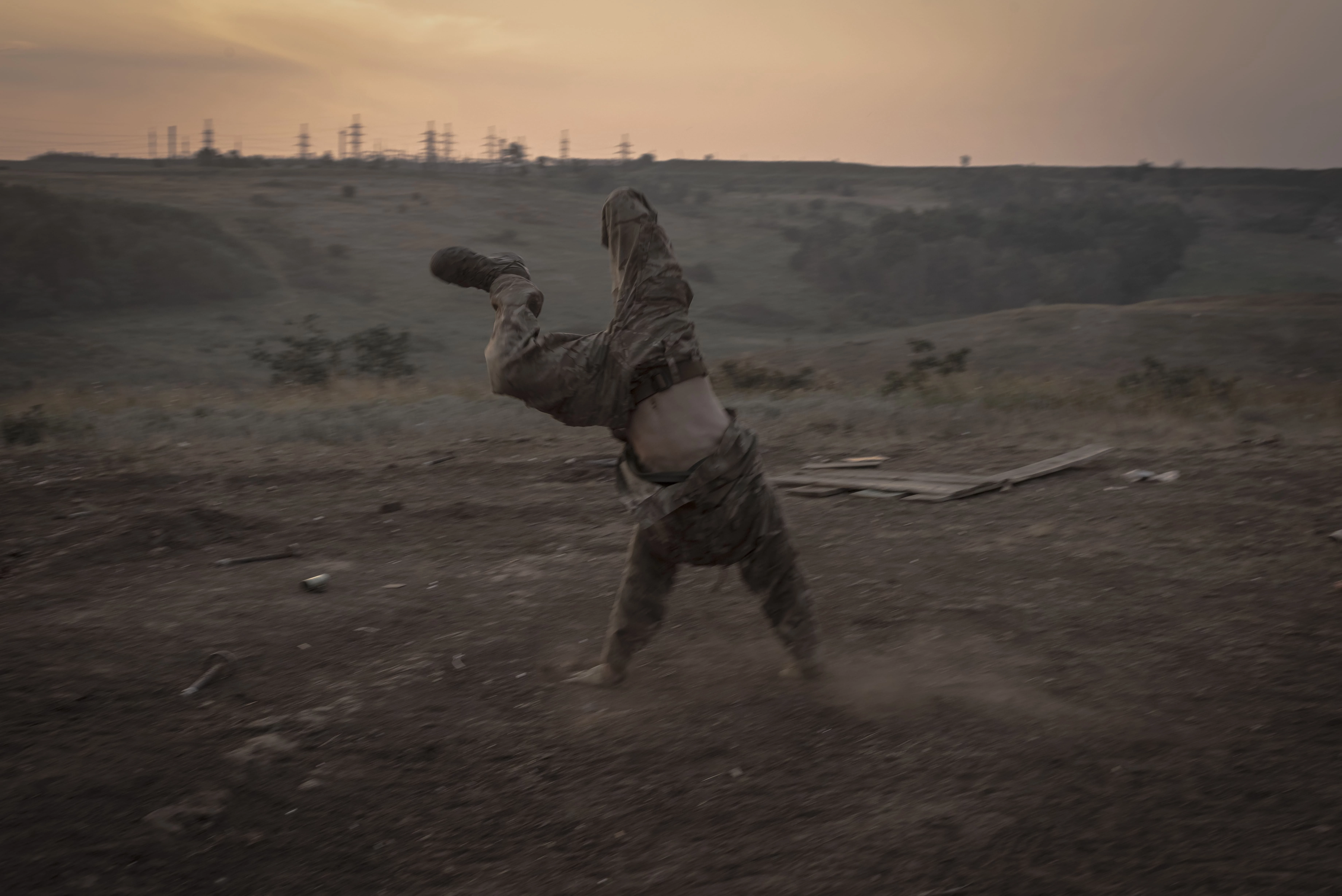 Молодий боєць на позиціях на Донбасі, Донецька область, літо 2022 року. Фото: Albert Lores Молодий боєць на позиціях на Донбасі, Донецька область, літо 2022 року. Фото: Albert Lores