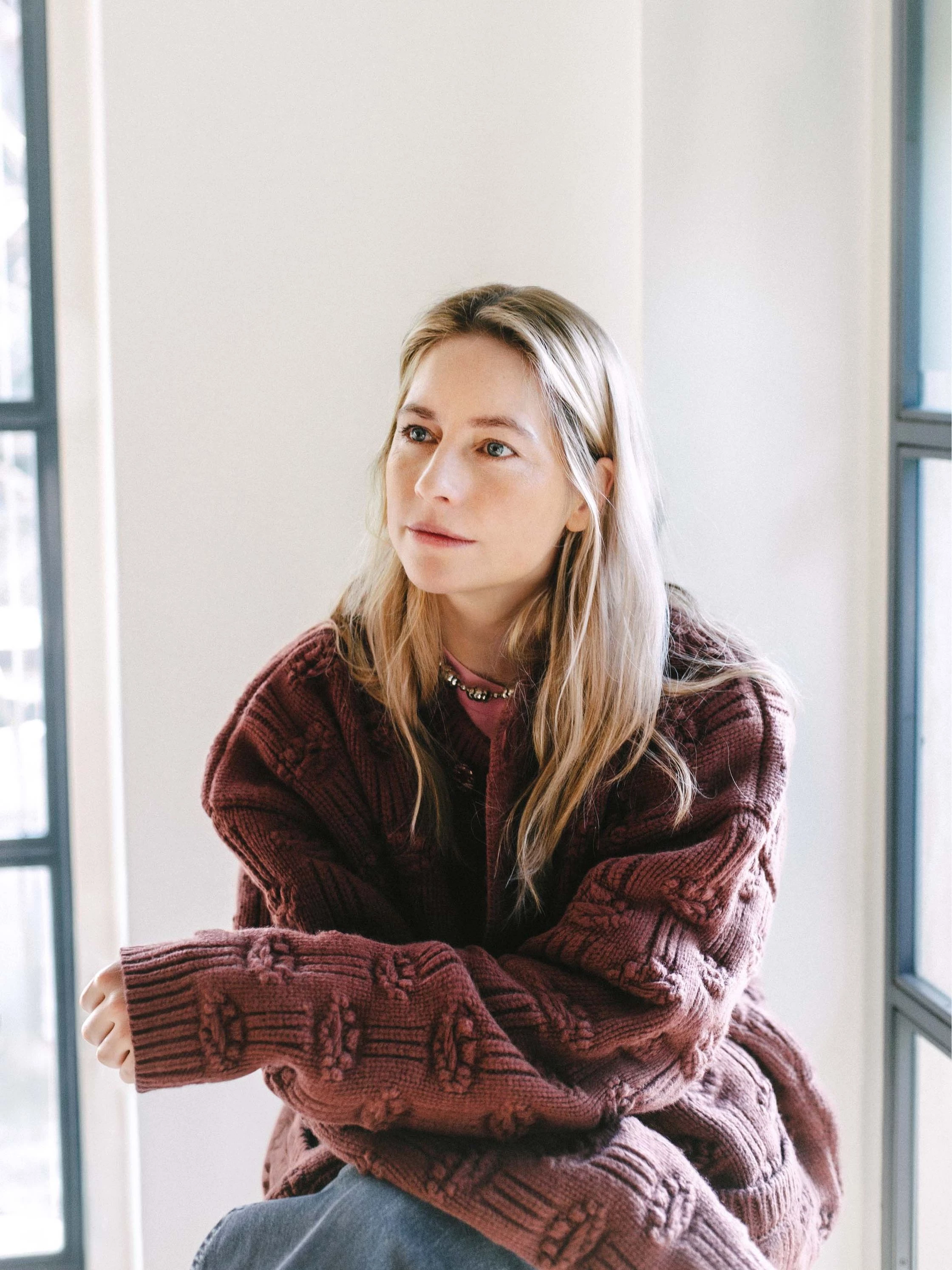 Мерілл Рогге в светрі зі своєї дебютної колекції в штаб-квартирі Marni. Photo: Guglielmo Profeti