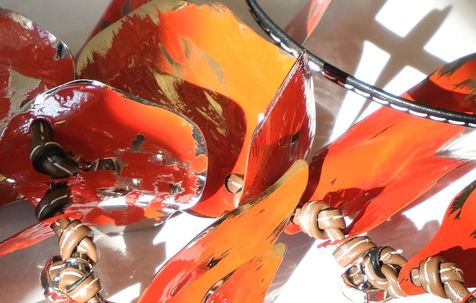 Ручний розпис на намисті. Photo: Alma Libera