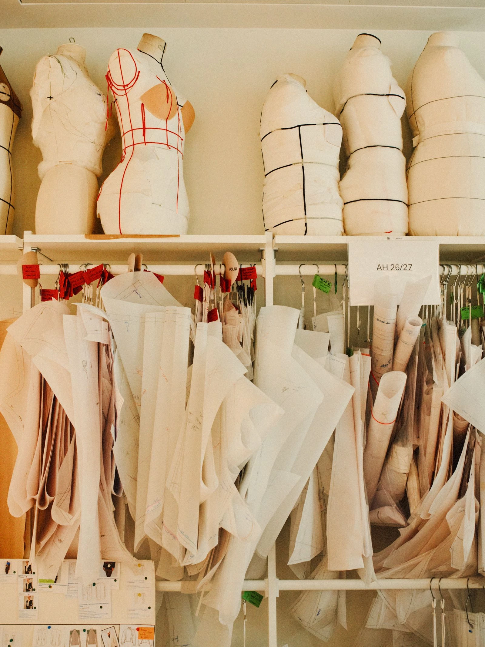 Манекени та лекала для колекції осінь-зима 2026/2027. Photo: Lee Whittaker Манекени та лекала для колекції осінь-зима 2026/2027. Photo: Lee Whittaker