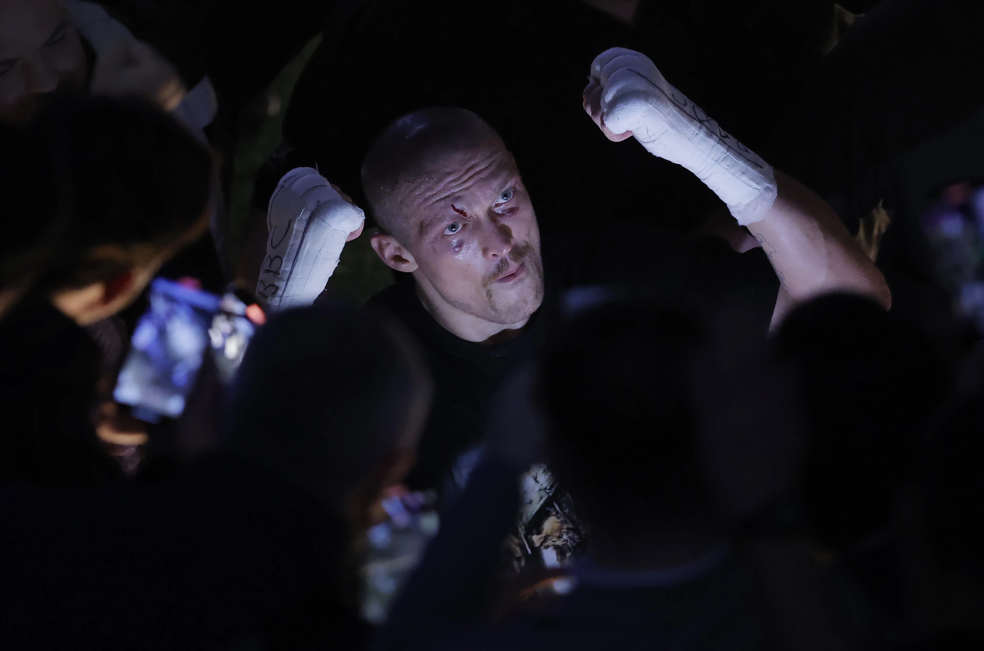 Олександр Усик святкує з уболівальниками, повертаючись до роздягальні після перемоги над Ентоні Джошуа у бою за титул чемпіона світу у надважкій вазі на стадіоні Tottenham Hotspur Stadium. Лондон, Велика Британія, 25 вересня 2021 року