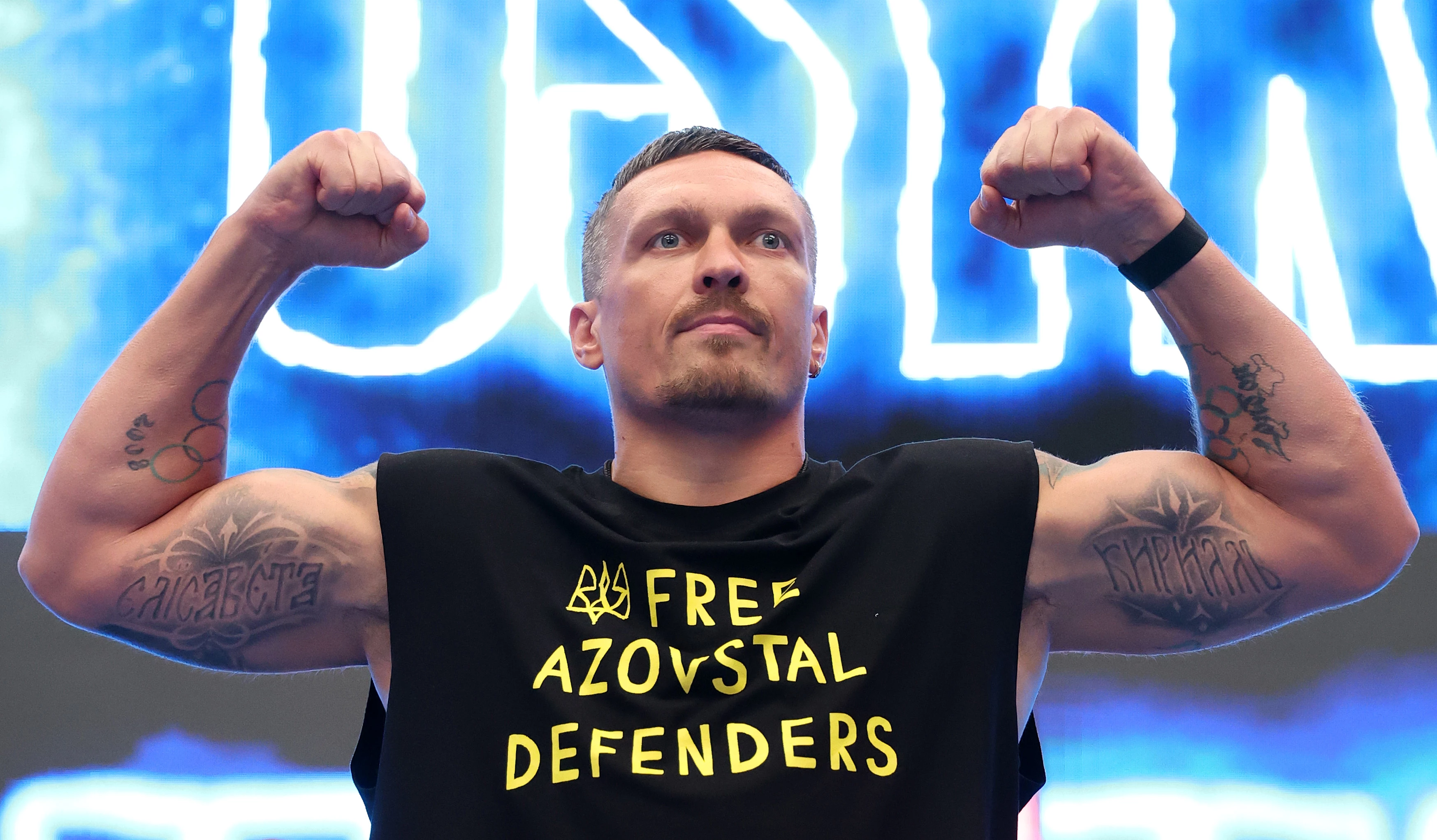 Олександр Усик позує у футболці з написом Free Azovstal Defenders (Свободу захисникам 