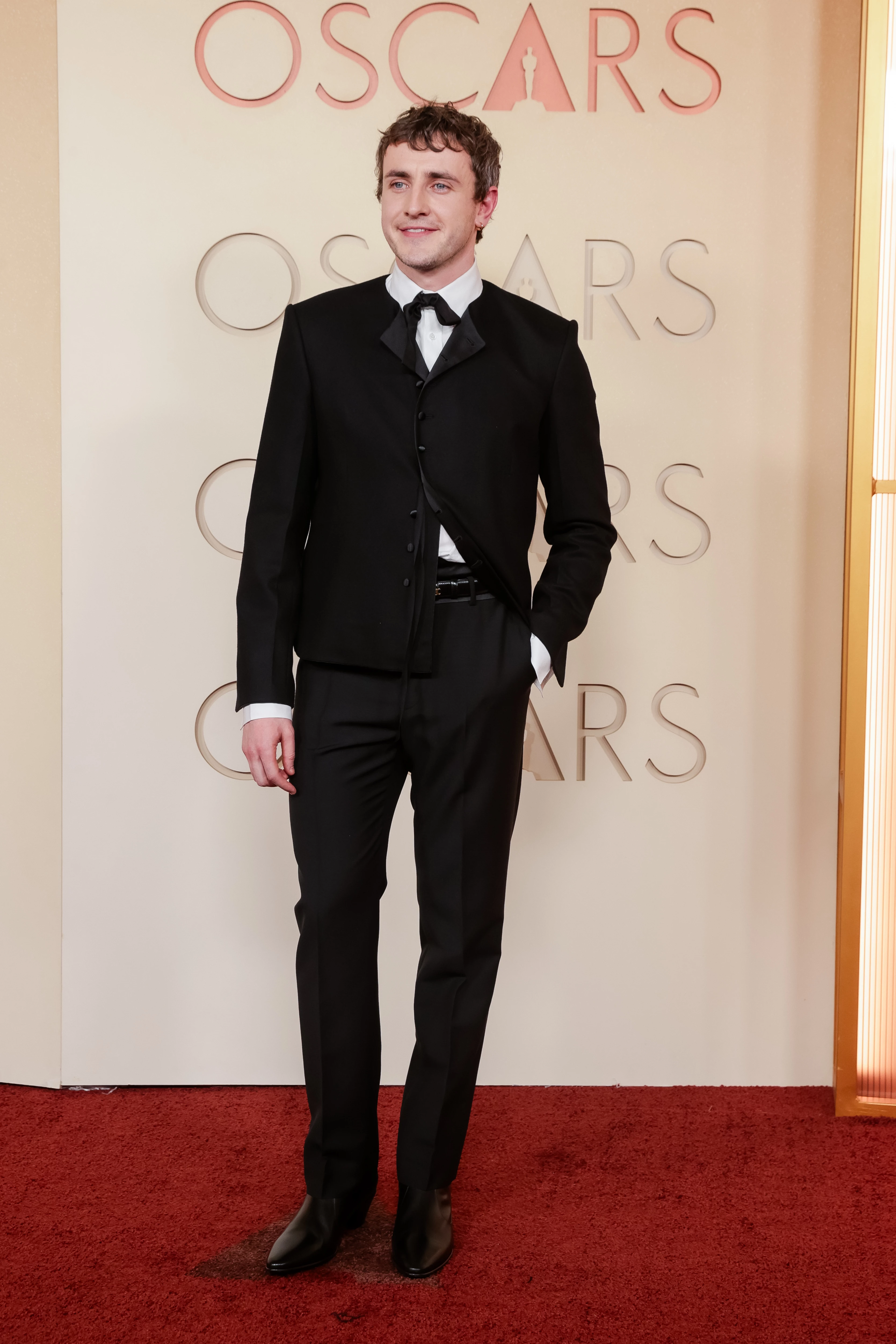 Пол Мескаль у костюмі Celine, прикрасах та годиннику Cartier