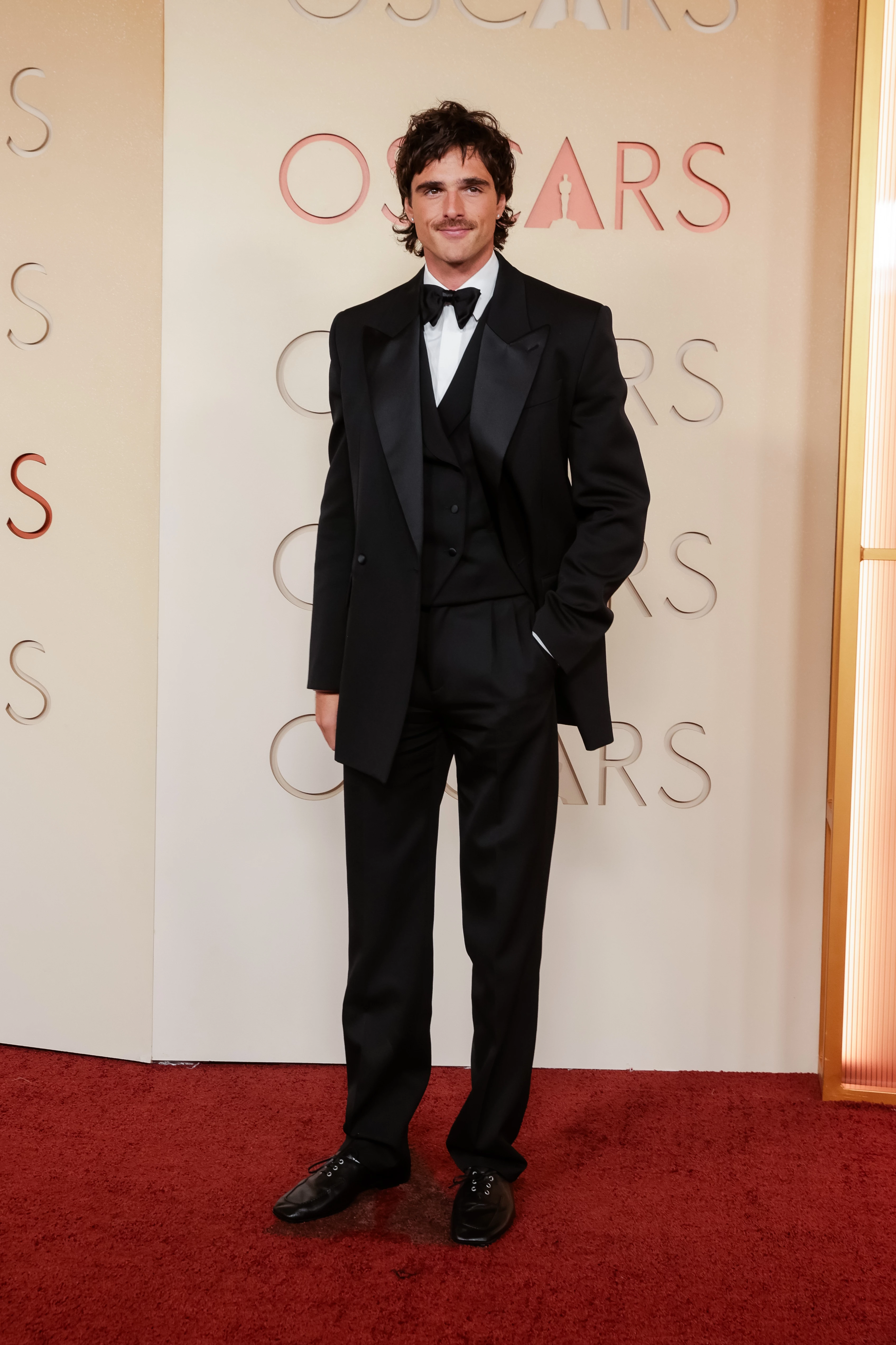 Джейкоб Елорді в костюмі Bottega Veneta та прикрасах Cartier