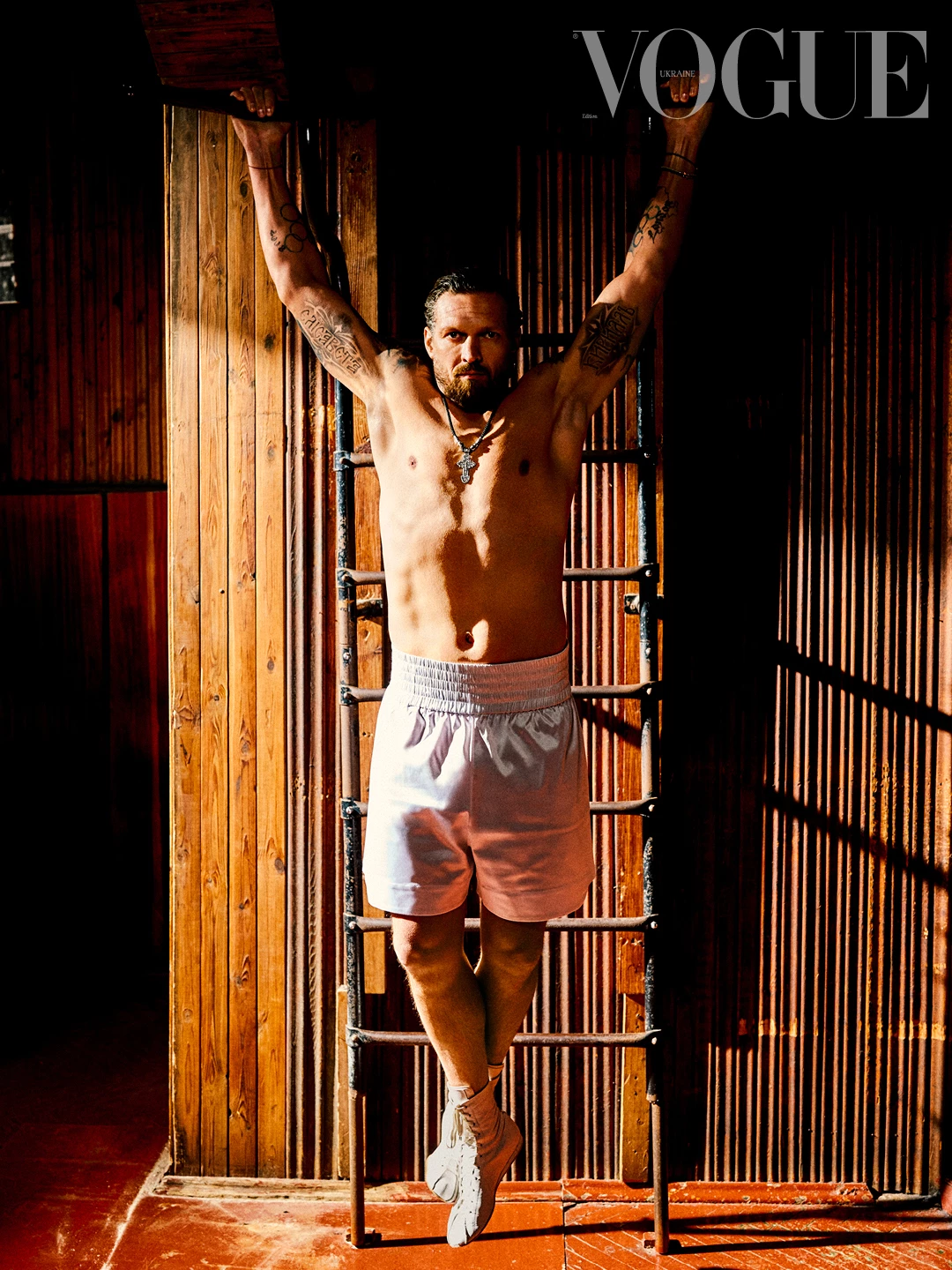 Боксерські шорти та кросівки, усе – власність героя