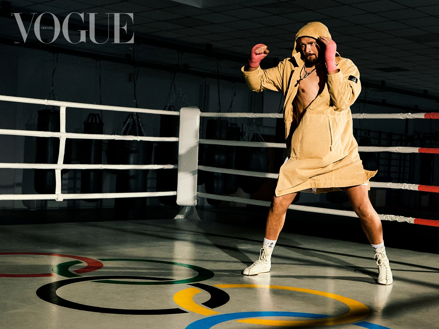 Бавовняне пальто, Stone Island, боксерські кросівки, власність героя