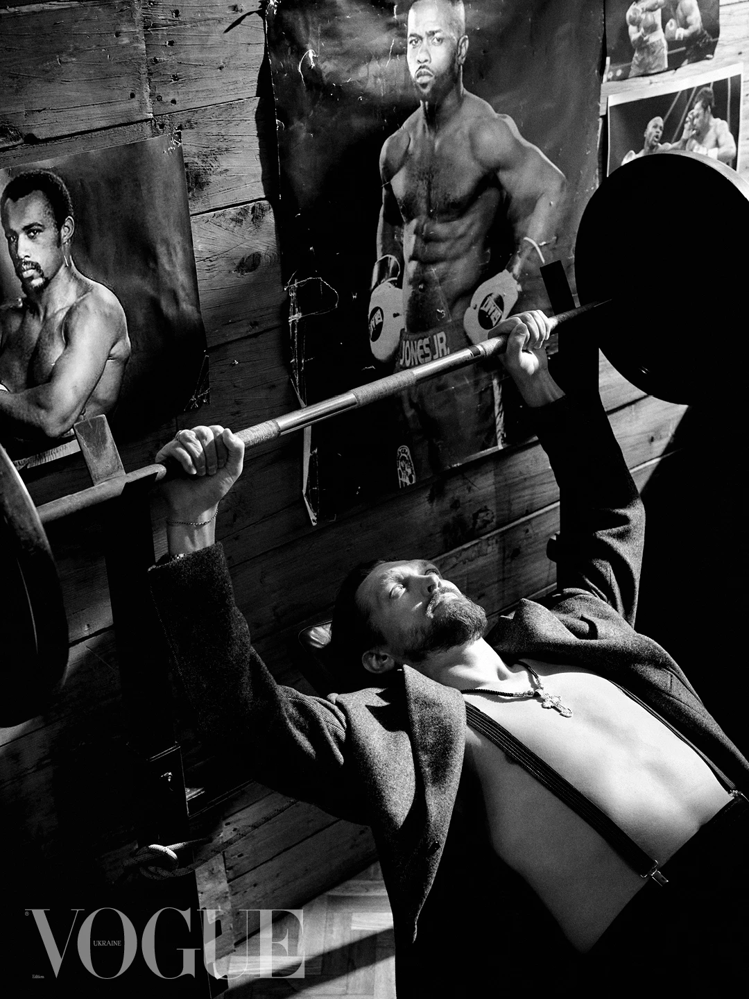 Вовняні пальто та штани, усе – Gieves & Hawkes, підтяжки, власність стиліста