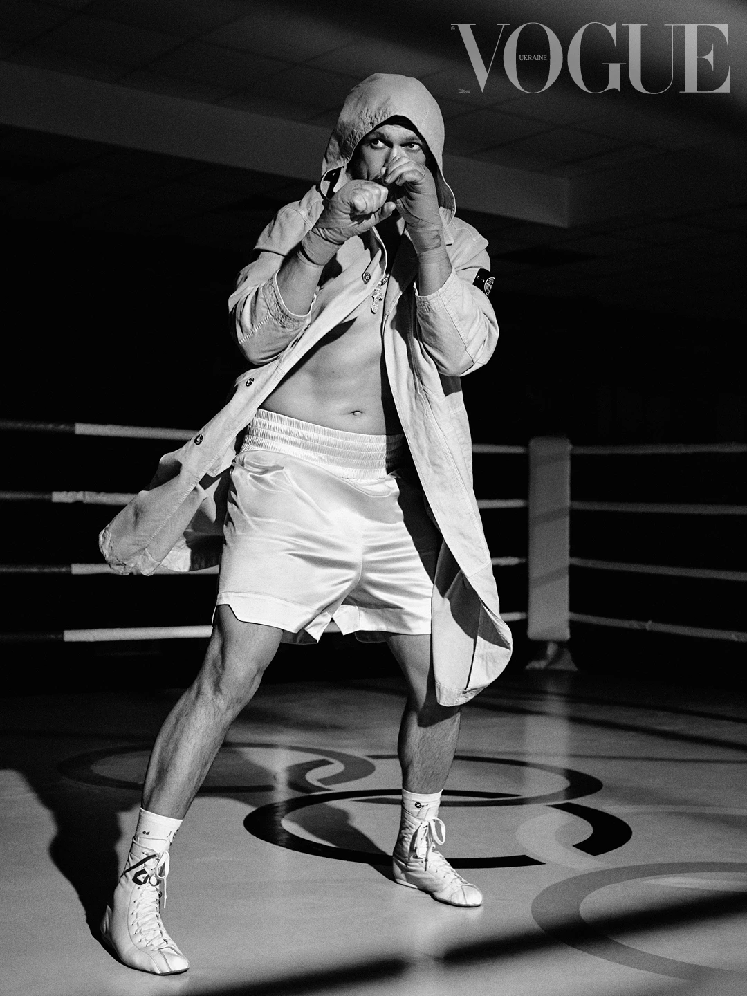 Бавовняне пальто, Stone Island, боксерські кросівки, власність героя