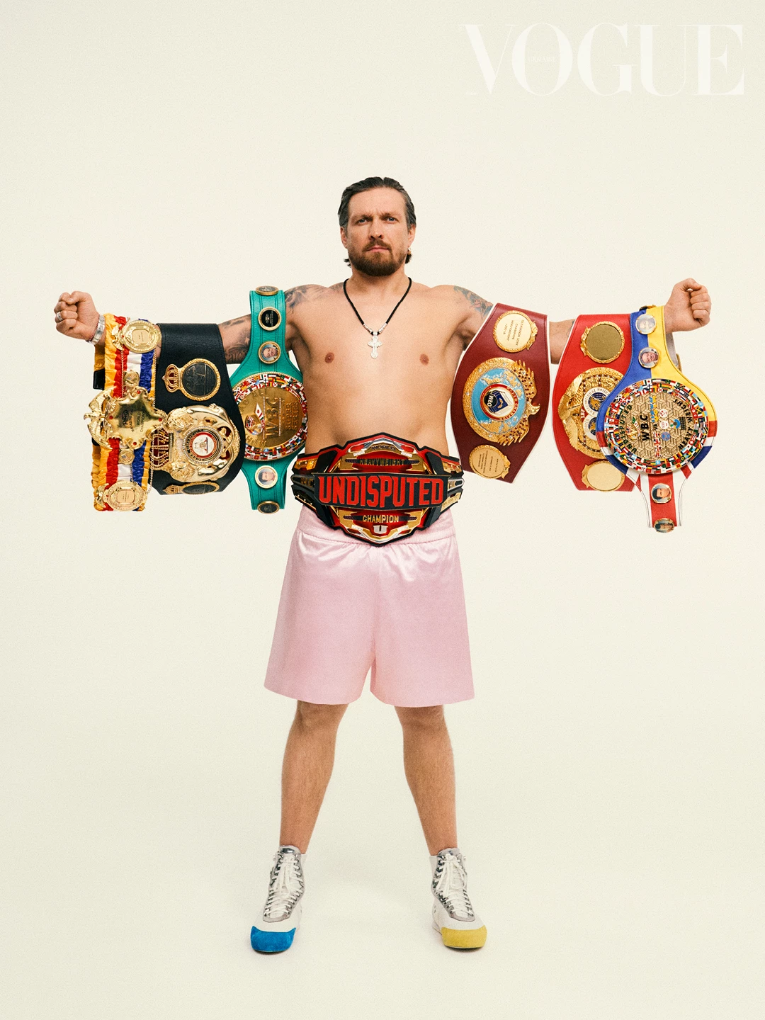 Боксерські шорти та кросівки, усе – власність героя 