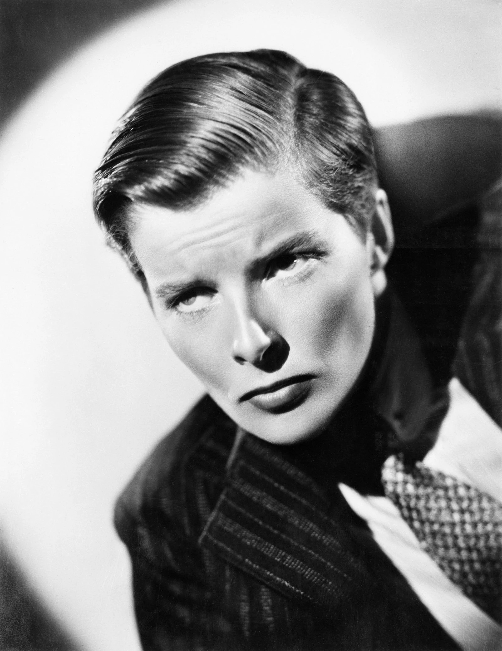 Кетрін Гепберн із короткою стрижкою та в чоловічому одязі у фільмі 