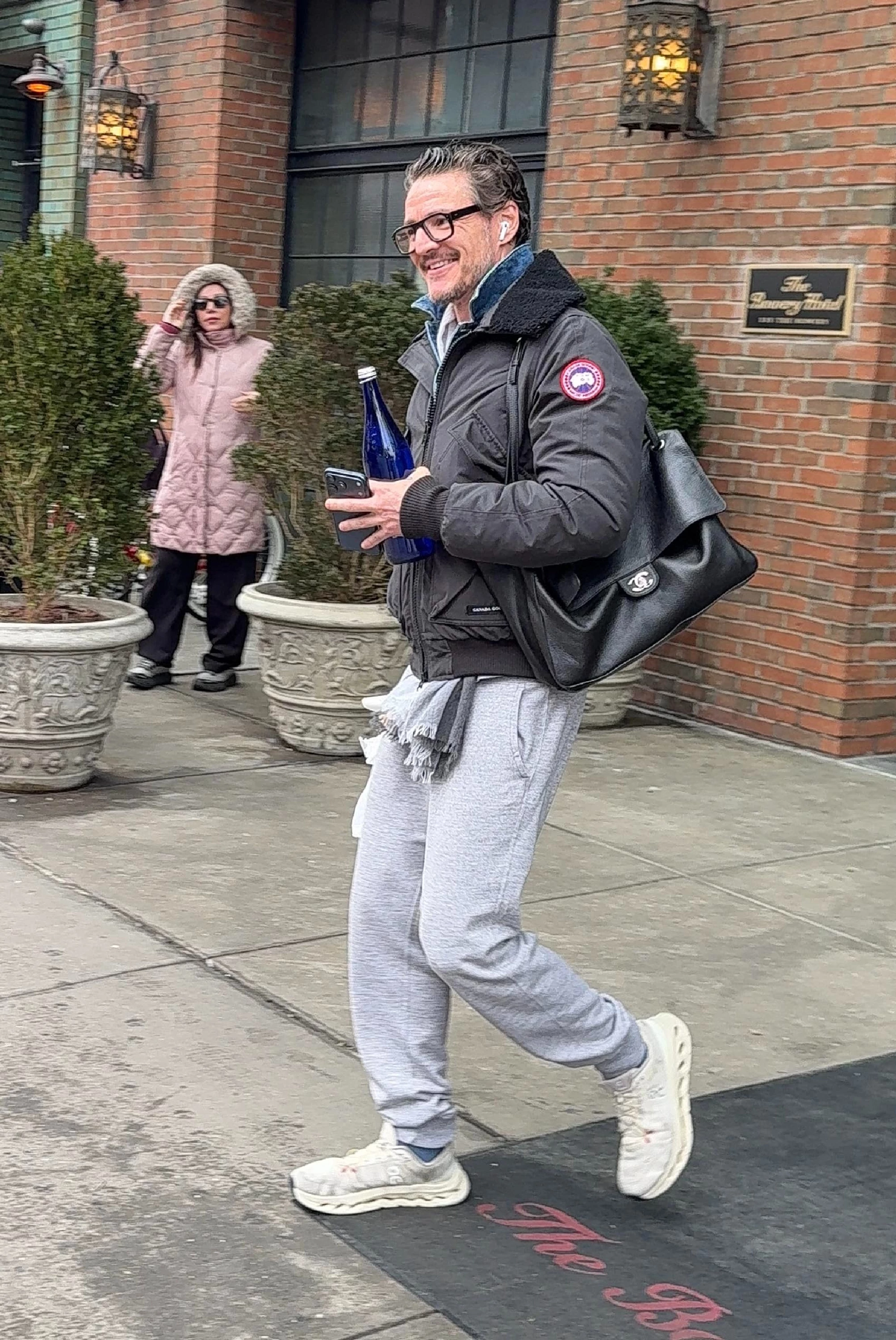 Педро Паскаль у Нью-Йорку з сумкою Chanel Педро Паскаль у Нью-Йорку з сумкою Chanel