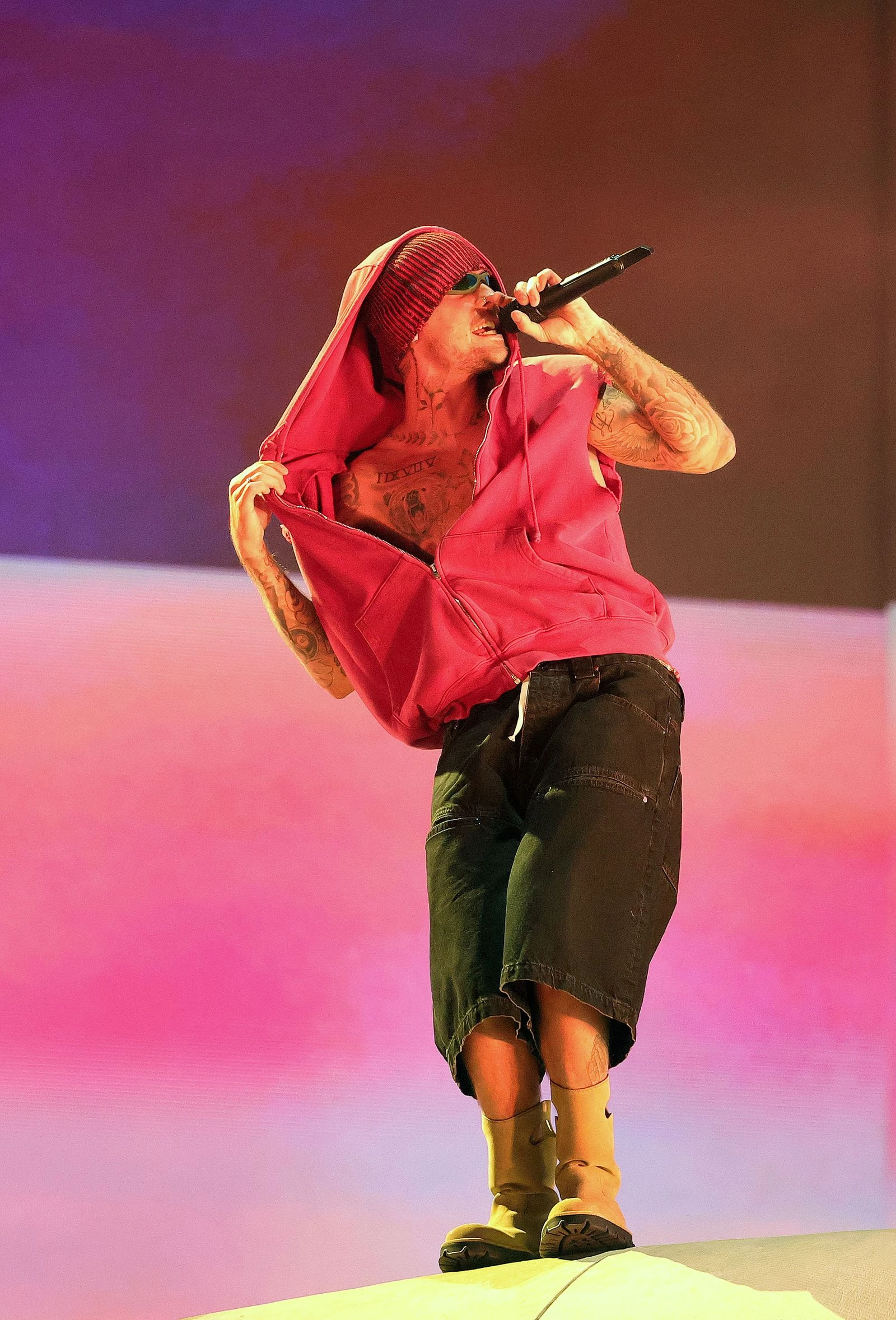 Під час другого вікенду Coachella Джастін Бібер був у джинсових шортах Skylrk, худі бренду Greg Ross із Лос-Анджелеса та чоботах Loewe