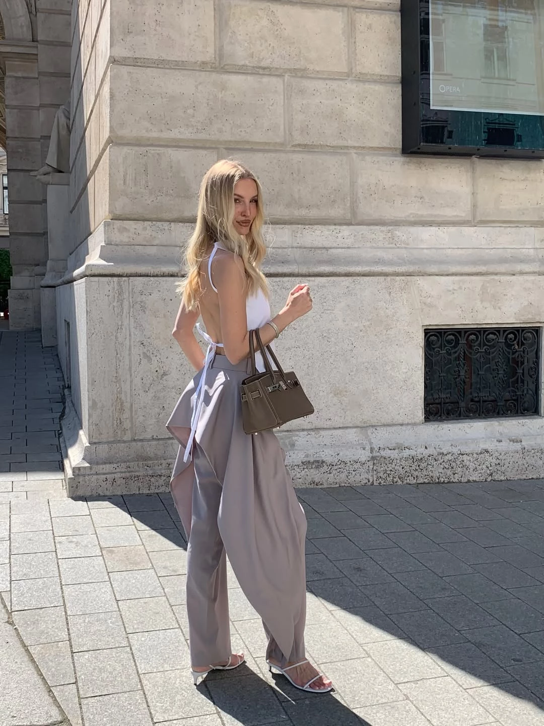 Instagram @leoniehanne
