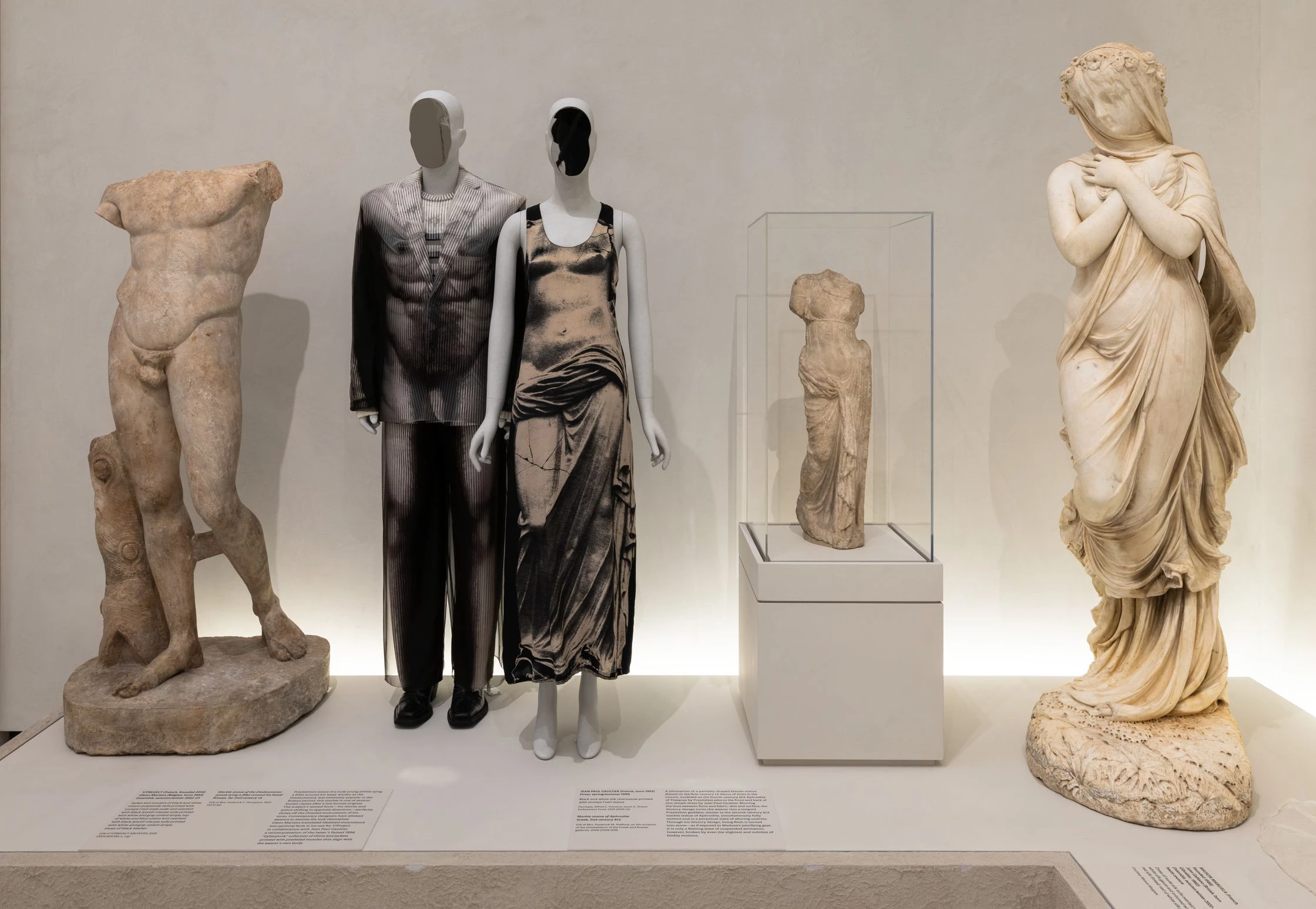 Образи Гленна Мартенса для Y/Project і Jean Paul Gaultier серед класичної скульптури в розділі Naked &