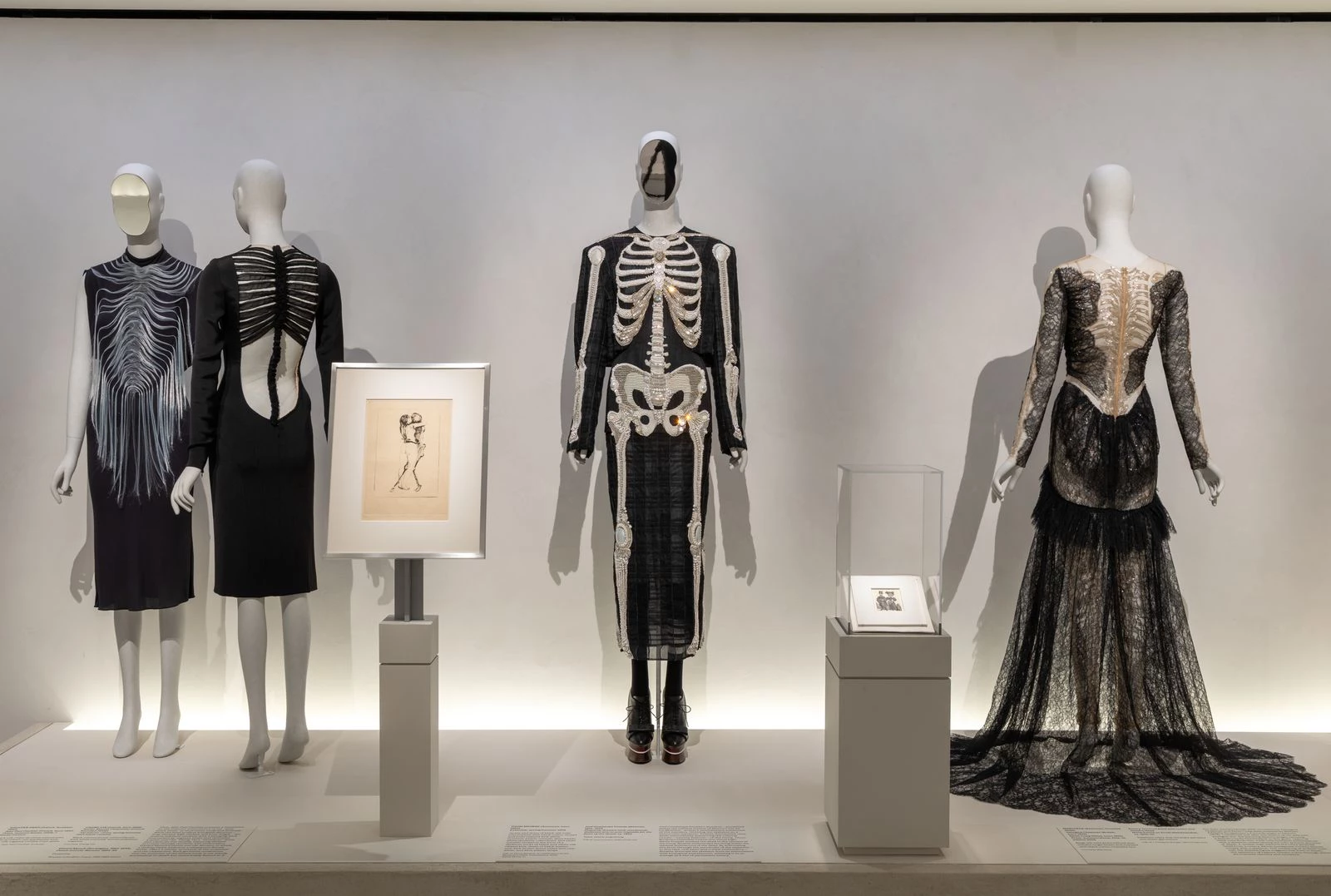 Розділ Mortal Body, присвячений смертному тілу. Фото: © Anna-Marie Kellen / The Metropolitan Museum of Art 