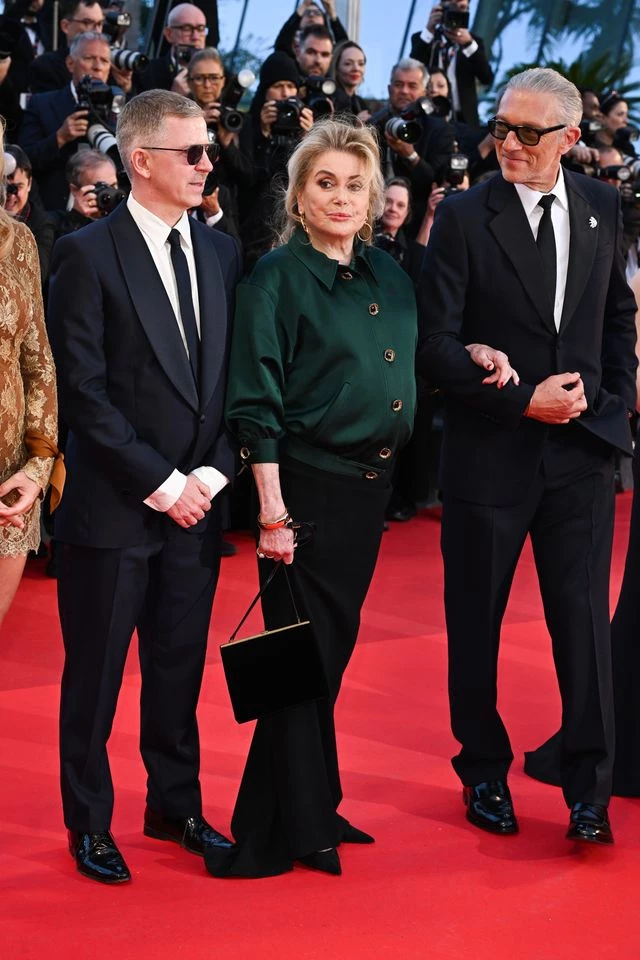 Катрін Денев у Saint Laurent від Ентоні Ваккарелло та прикрасах Pomellato. Kate Green/Getty Images Катрін Денев у Saint Laurent від Ентоні Ваккарелло та прикрасах Pomellato. Kate Green/Getty Images