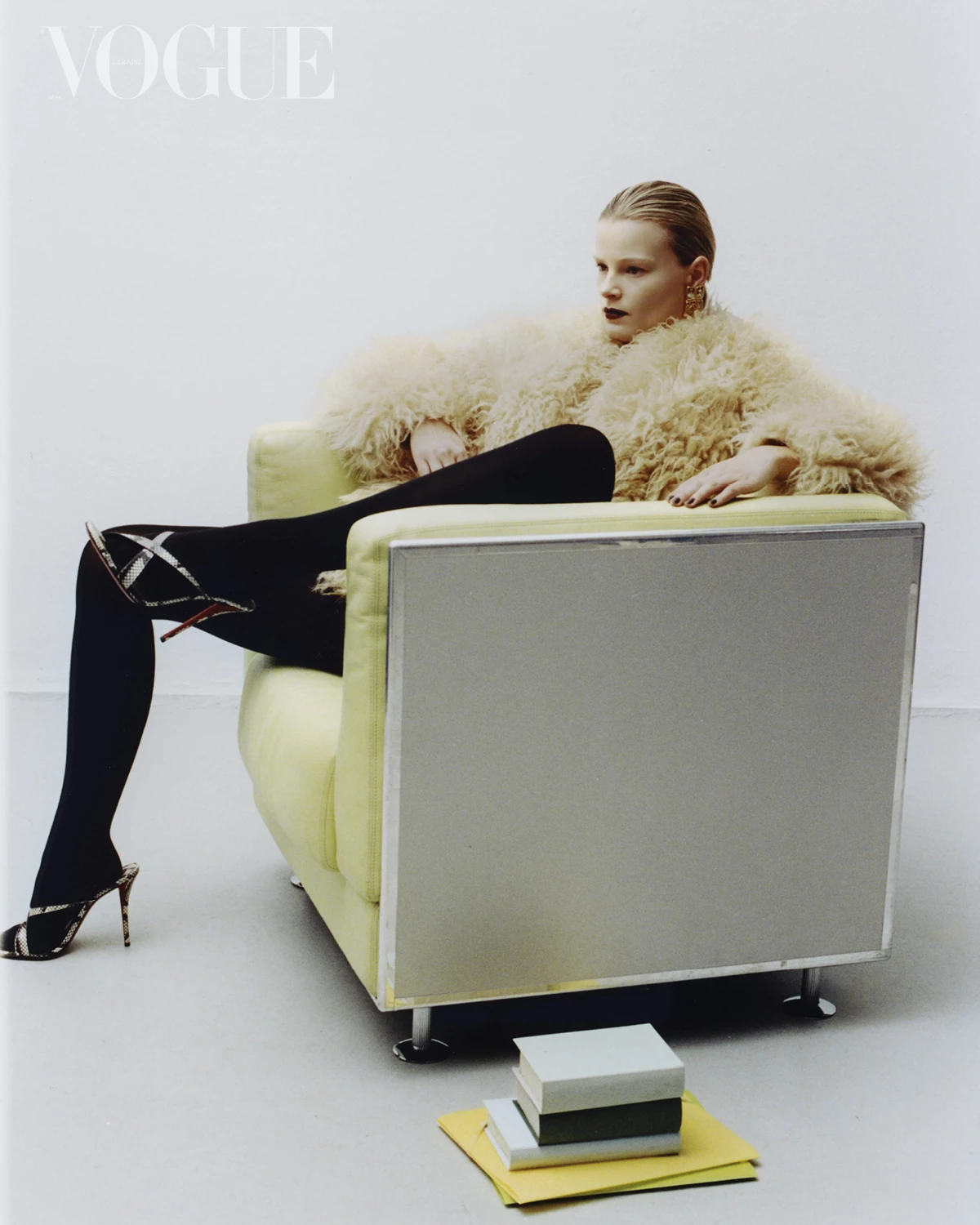 Шуба зі штучного хутра Isabel Marant, колготки Wolford, босоніжки Christian Louboutin, сережки Elie Saab Шуба зі штучного хутра Isabel Marant, колготки Wolford, босоніжки Christian Louboutin, сережки Elie Saab