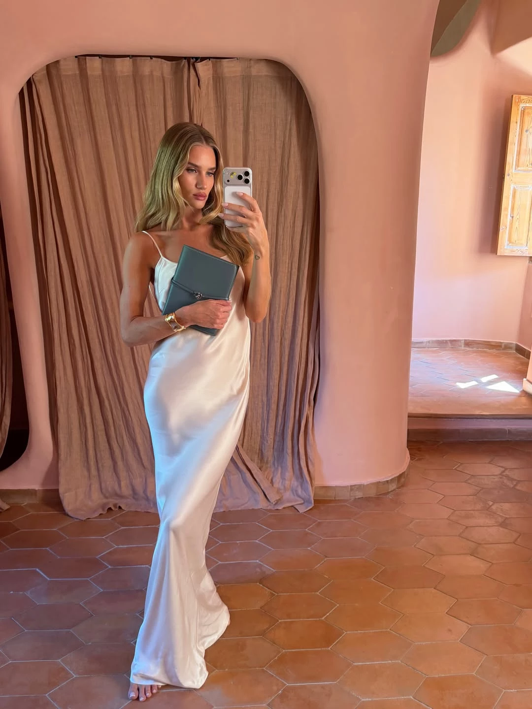 Instagram @rosiehw