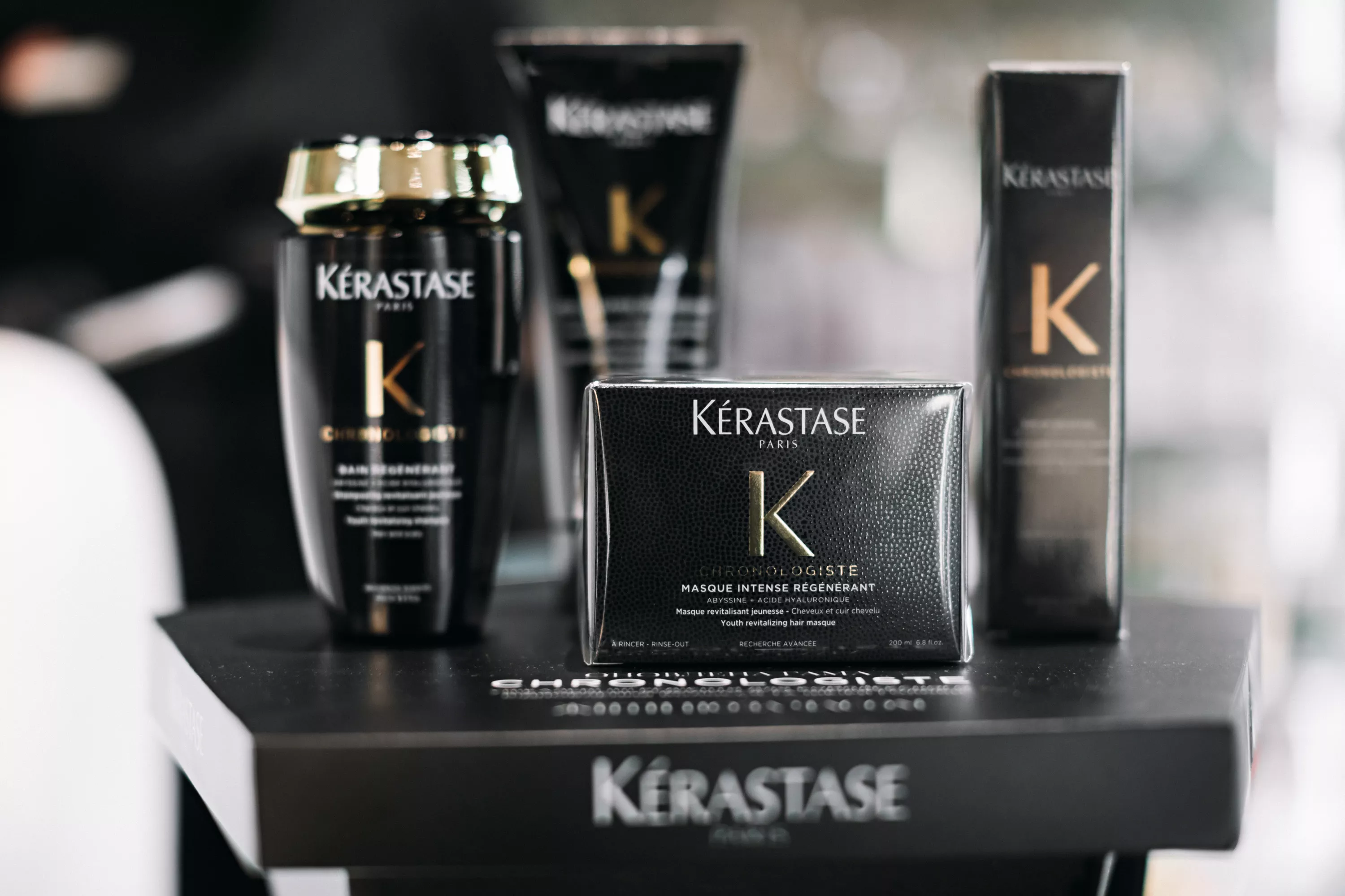 Королевский уход - освежающая новая гамма средств Kerastase Chronologiste, которая преображает вашу волосистую корону в блестящий и живительный эпос роскошного процветания и регенерации Королевский уход: все о новой гамме средств Kerastase Chronologiste