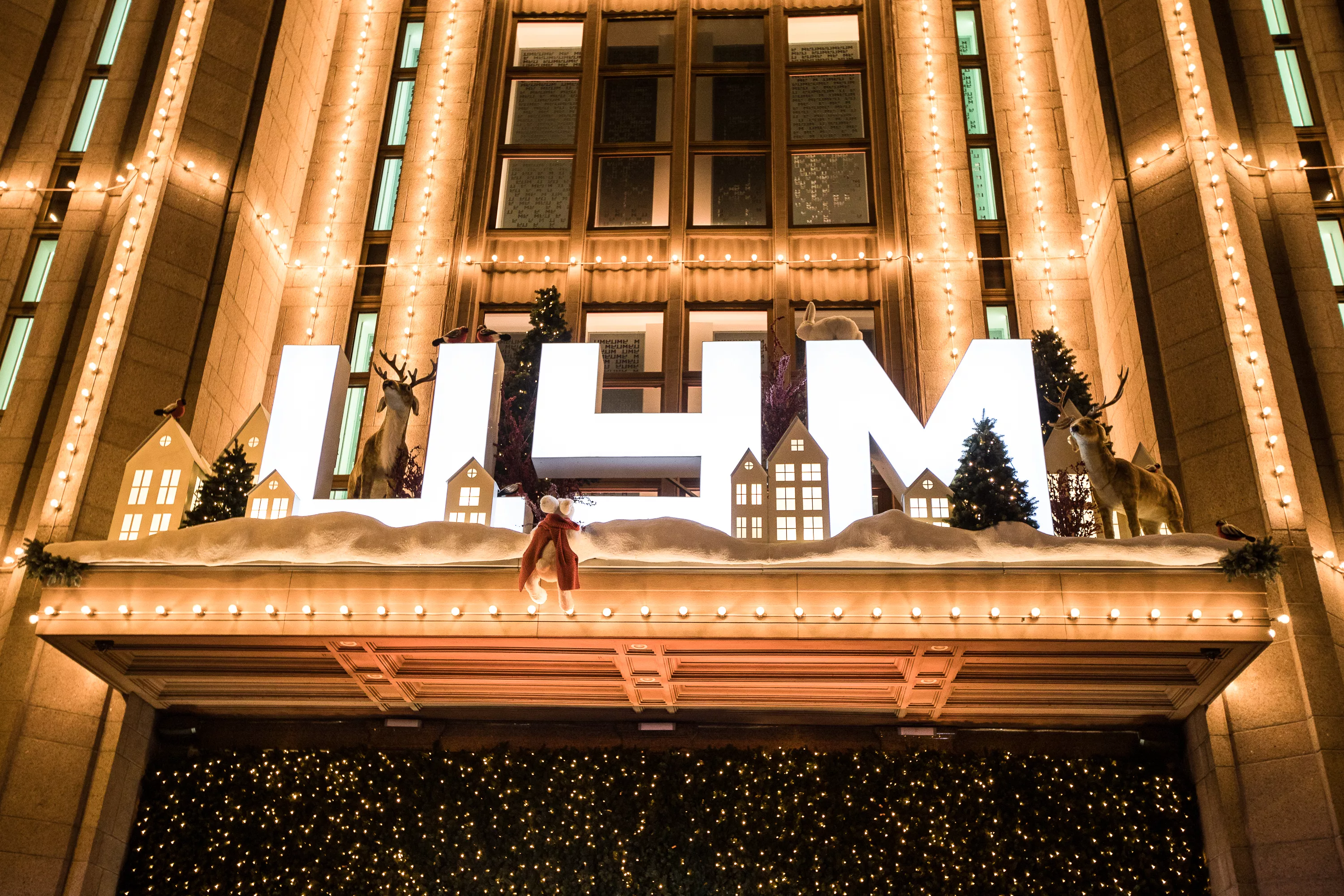 Открытие праздничной иллюминации киевского ЦУМ: волшебная встреча Рождества