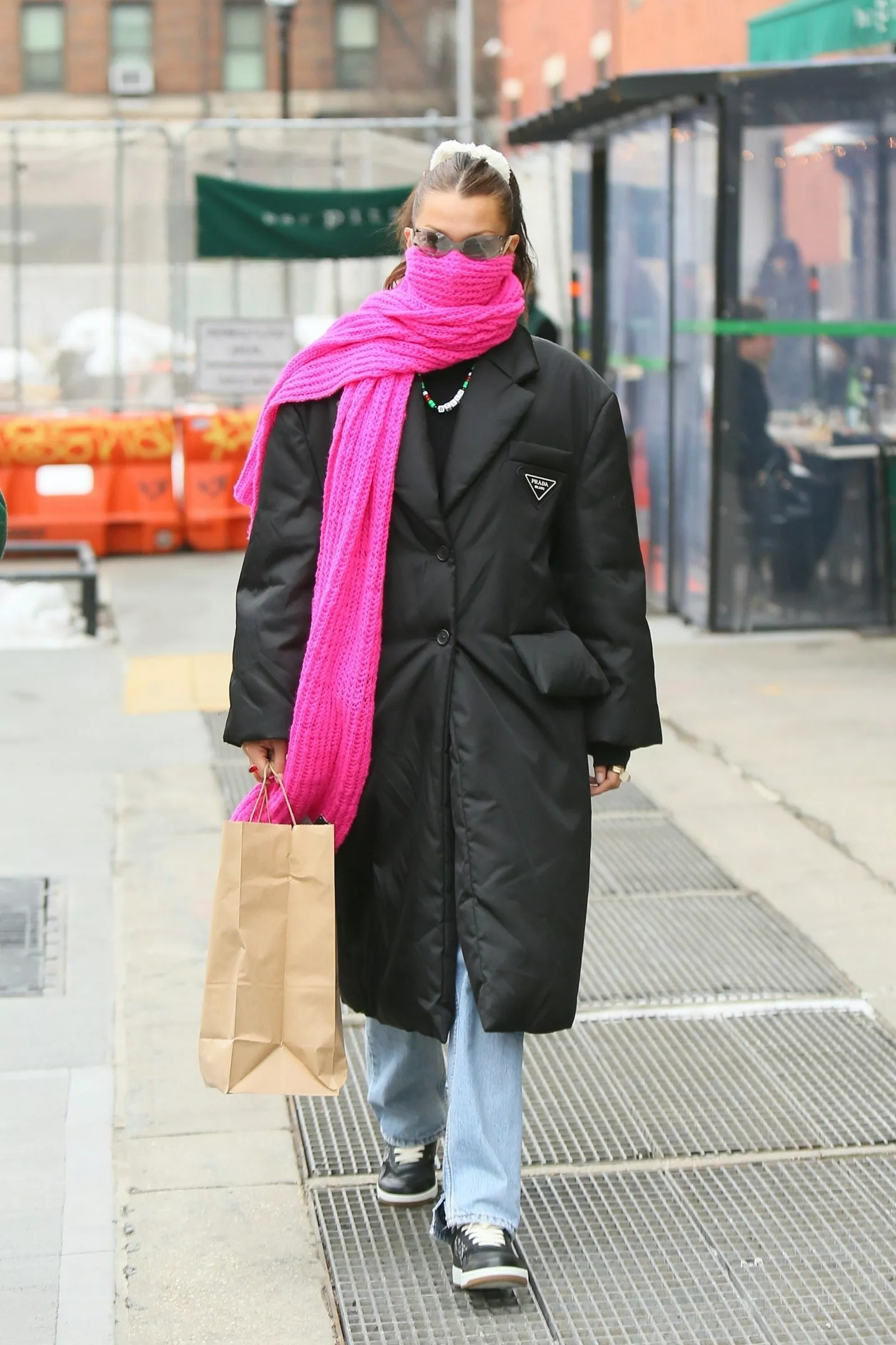 Образ дня: Белла Хадид в пуховике Prada