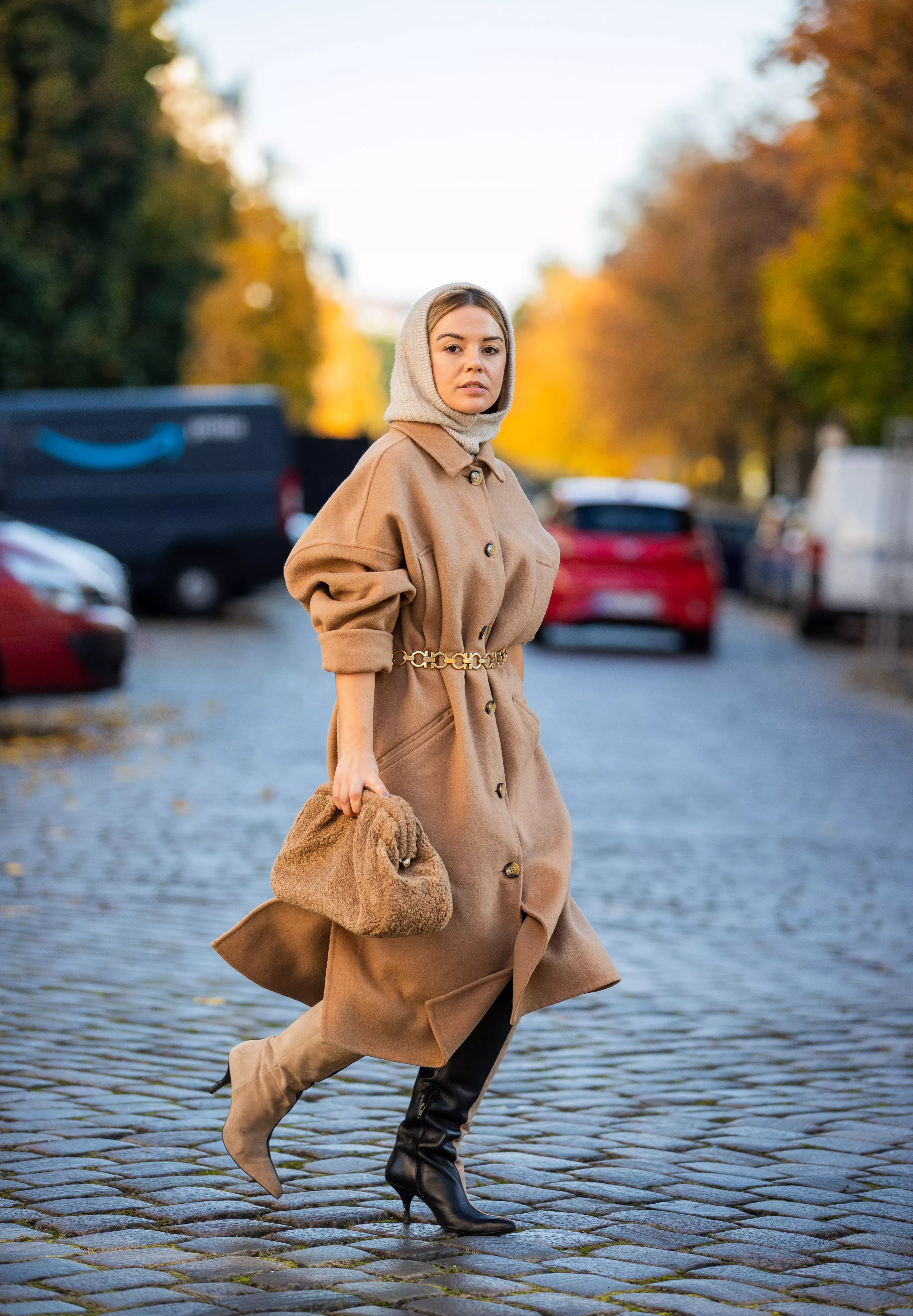 Игра текстур: сочетание балаклавы и разных материалов