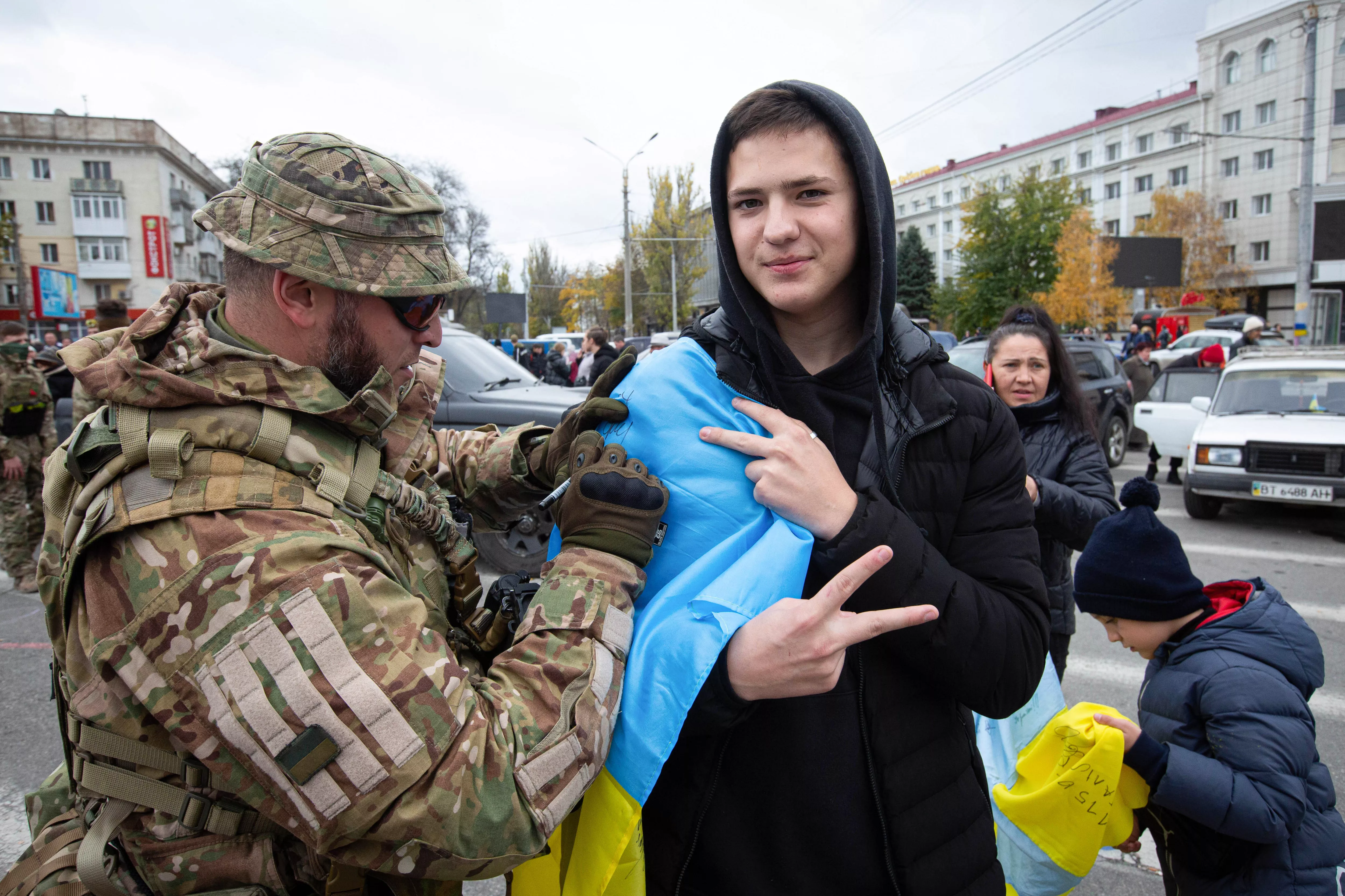 Оставила россия украину. Украинские военные. Украинские войска. Российские военные на Украине. Пророссийские активисты расстреливают в Херсоне.